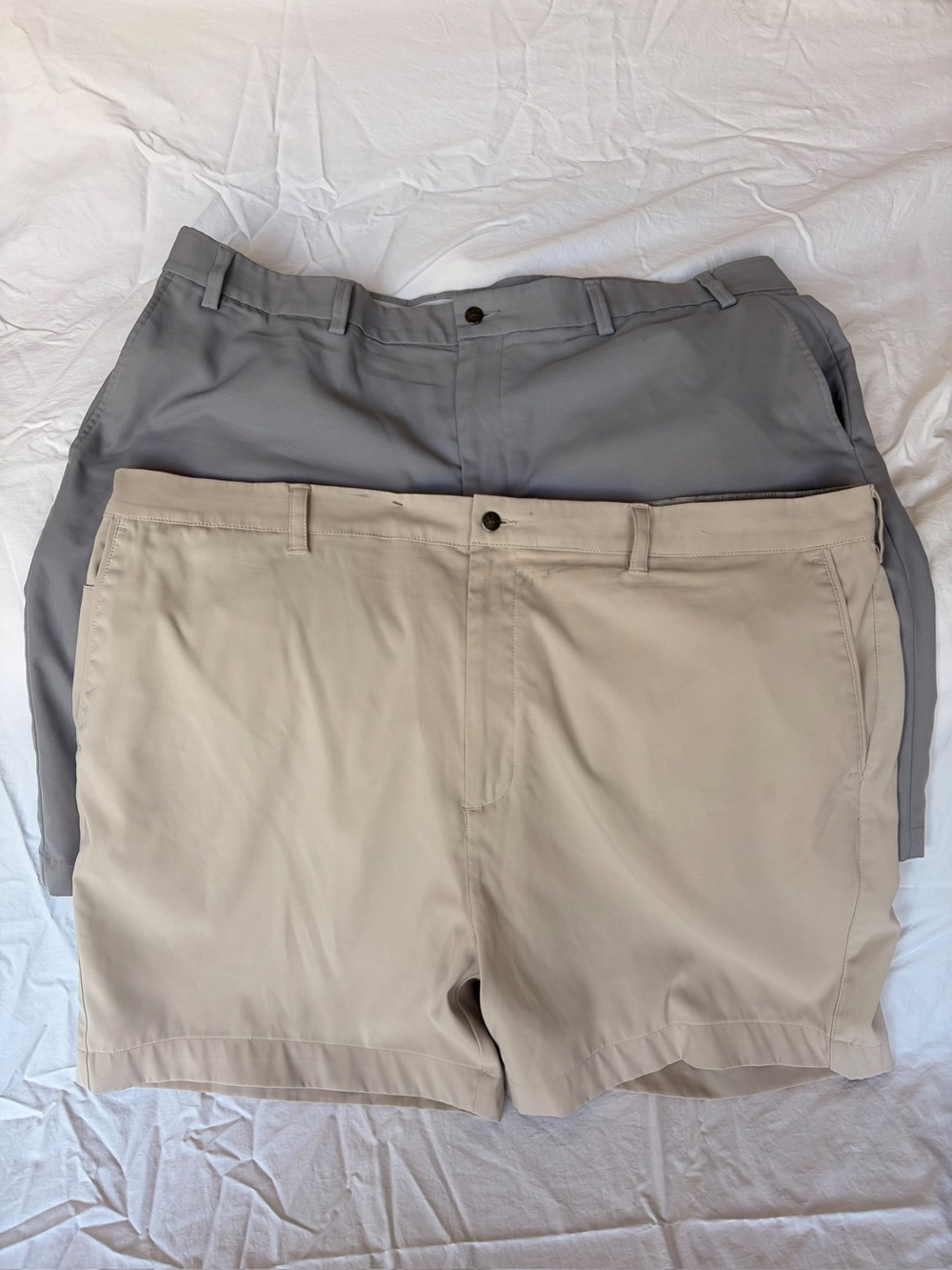 Calloway Men's Classic Golf Shorts in Light Beige and Gray